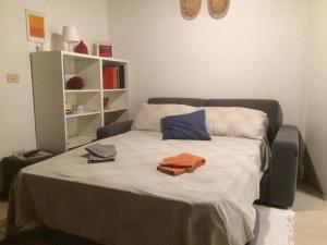 A bed or beds in a room at CASA DI BIANCA ATTICO PANORAMICO A CHIETI CENTRO