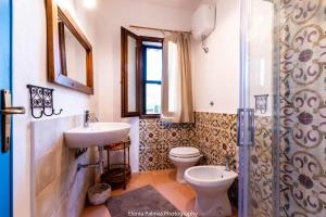 Koupelna v ubytování su mari su entu Isola di Sant'Antioco villa con accesso diretto al mare
