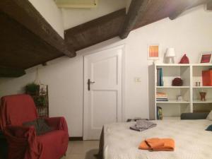 A bed or beds in a room at CASA DI BIANCA ATTICO PANORAMICO A CHIETI CENTRO