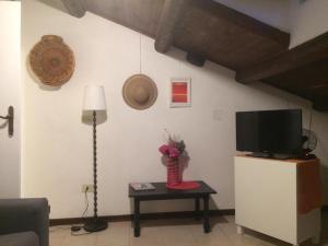 A television and/or entertainment centre at CASA DI BIANCA ATTICO PANORAMICO A CHIETI CENTRO