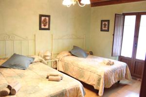 1 dormitorio con 2 camas y toallas. en Casa Rural Reserva Saja-Besaya en Villayuso de Cieza