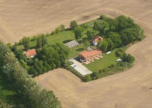 an aerial view of a large house with a field at Haus Dreischläfer in Dreschvitz