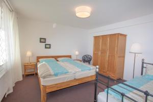 a bedroom with two beds and a dresser at Haus Dreischläfer in Dreschvitz