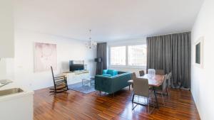 salon z niebieską kanapą i stołem w obiekcie Vienna Residence, Naschmarkt - Karlsplatz w Wiedniu
