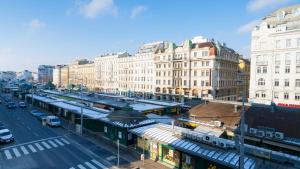 dworzec kolejowy w centrum miasta z budynkami w obiekcie Vienna Residence, Naschmarkt - Karlsplatz w Wiedniu