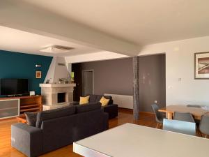 ein Wohnzimmer mit einer Couch und einem Tisch in der Unterkunft Villa Tonka in Makarska