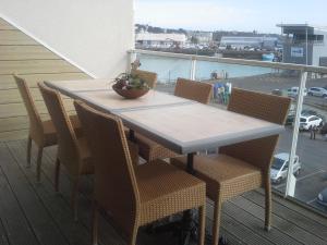 Una mesa y sillas en un balcón con vista. en Rare à Granville! Appartement avec terrasse! Vue mer!, en Granville 18 fotos más
