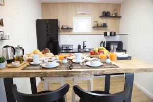 a table with food and fruit on it in a kitchen at Aires do Umia in Caldas de Reis
