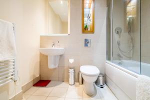 a bathroom with a toilet and a sink and a shower at Spacious City 2 Bed, 2 Bath, FREE PARKING & WiFi in Sheffield