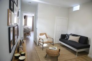 een woonkamer met een bank en een stoel bij Aires do Umia in Caldas de Reis