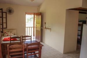 a kitchen and dining room with a table and chairs at Pousada Mixirica in Trindade