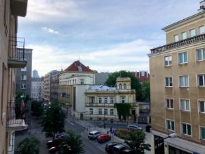 widok na ulicę miejską z budynkami w obiekcie Apartament Koszykowa Latwiec w Warszawie
