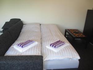 Postel nebo postele na pokoji v ubytování Ártún Apartment