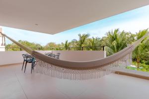 uma rede na varanda de uma casa em Lorena Ochoa Complex At Grand Coral em Playa del Carmen