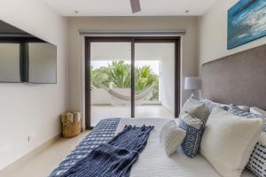 um quarto com uma cama e vista para uma rede de descanso em Lorena Ochoa Complex At Grand Coral em Playa del Carmen