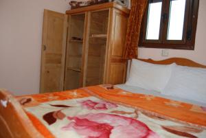 Llit o llits en una habitació de Auberge Tafilalt Bouzmou Bouzmou