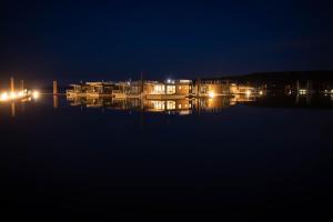 Blick auf einen Fluss in der Nähe des Bootes