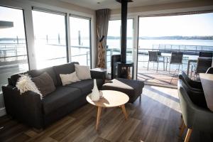 Ein Sitzbereich in der Unterkunft Floating Village Brombachsee