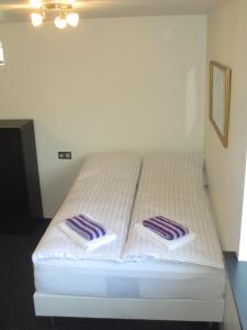 Tempat tidur dalam kamar di Ártún Apartment
