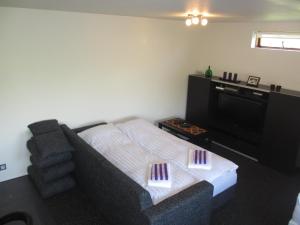Postel nebo postele na pokoji v ubytování Ártún Apartment