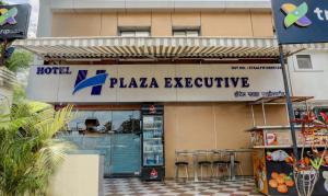 un cartello per la pizza dirigente sulla parte anteriore di un edificio di Hotel Plaza Executive - near BKC a Mumbai