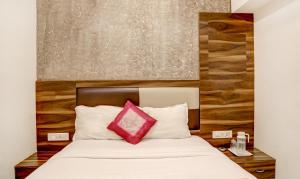 una camera con letto e cuscino rosa di Hotel Plaza Executive - near BKC a Mumbai Altre 35 foto