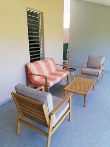 a group of chairs and tables in a room at Duplex Alexandra Ray Luis in Rémiré