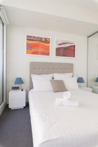 
A bed or beds in a room at Ther-Rich Elegant 1BR Apartment in Walkerville
