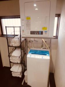 高山市にあるUtatei Nadaの小さなバスルーム(洗濯機、乾燥機付)