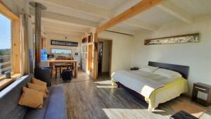 a bedroom with a bed and a kitchen with a table at Loft Playa Puertecillo, mar y sunset increíble in Puertecillo