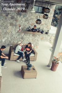 un grupo de personas sentadas en un sofá en una habitación en East Horizon Self Catering en Au Cap