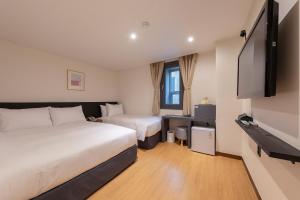TV a/nebo společenská místnost v ubytování Hotel Firststay Myeongdong