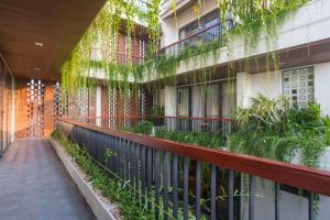einen Balkon mit Pflanzen an der Seite eines Gebäudes in der Unterkunft MaiChi Villa Hoi An in Hoi An