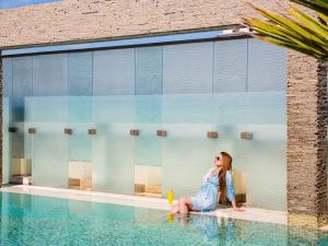 Bazén v ubytování Novotel Suites Mall Avenue Dubai nebo v jeho okolí