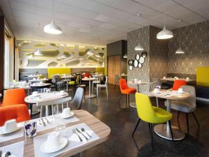 Mercure Libourne Saint Emilion tesisinde bir restoran veya yemek mekanı