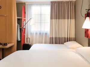 Un ou plusieurs lits dans un hébergement de l'établissement ibis Saint Germain en Laye Centre