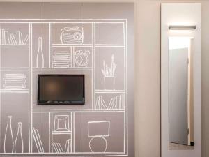 Télévision ou salle de divertissement dans l'établissement ibis Saint Germain en Laye Centre