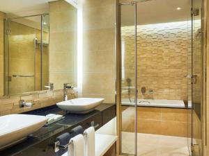 Phòng tắm tại Mercure Dubai Barsha Heights Hotel Suites And Apartments