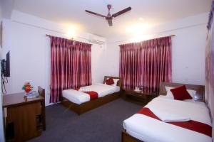 Una cama o camas en una habitación de Pokhara Backpackers Hostel