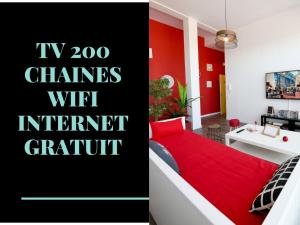 Appart Cosy Brest (les Capucins) في بريست: غرفة نوم حمراء وبيضاء بسرير احمر