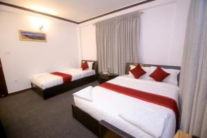 Rúm í herbergi á Pokhara Backpackers Hostel +37 myndir