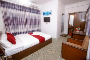 Una cama o camas en una habitación de Pokhara Backpackers Hostel