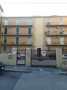 une porte devant un bâtiment avec graffiti dans l'établissement Carta da zucchero, à Catane