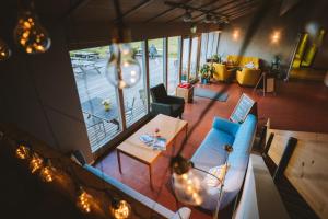 einen Blick über ein Wohnzimmer mit einem blauen Sofa in der Unterkunft Voss Vandrarheim Hostel in Vossevangen