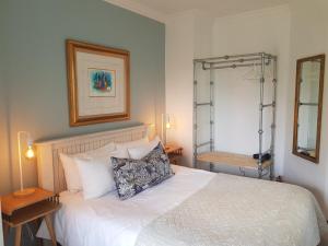 B&B on Buckingham Guest House客房内的一张或多张床位