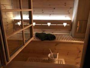 eine leere Sauna mit Fenster in einem Zimmer in der Unterkunft Almhütten Skorianz in Klippitztorl