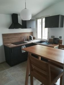 Köök või kööginurk majutusasutuses Chambre avec tout le confort d'un appartement