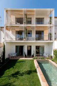 an apartment building with a swimming pool in front of it at Can Liret in Palafrugell