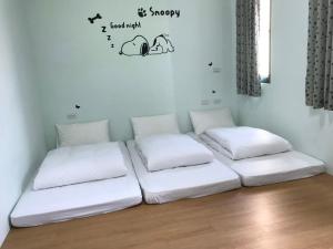 Rúm í herbergi á JOY Homestay