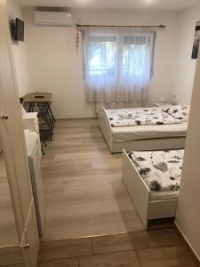 Un pat sau paturi într-o cameră la Balaton Panzió